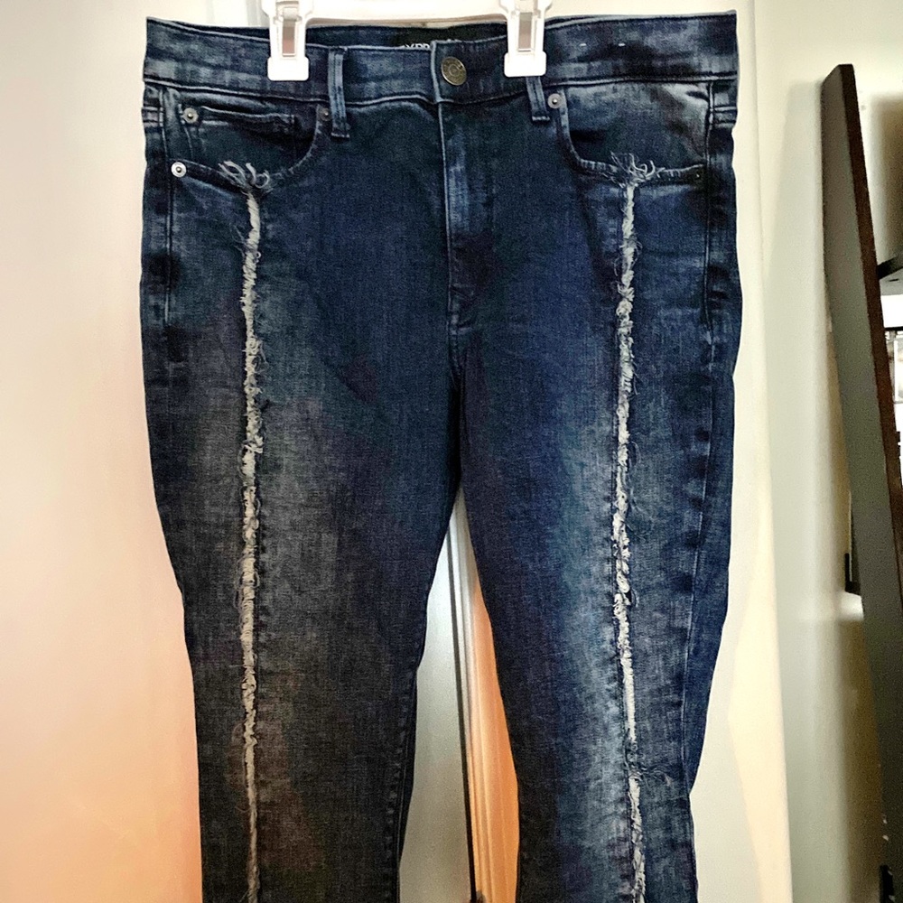 Women’s Express Mid Rise 10 Short Jeans. Dark Wash